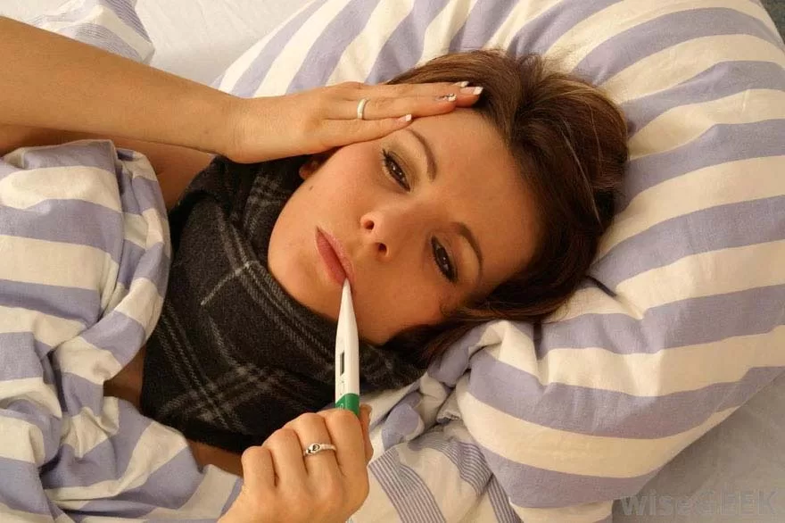 đau họng có thể dẫn đến sốt nếu do nhiễm trùng