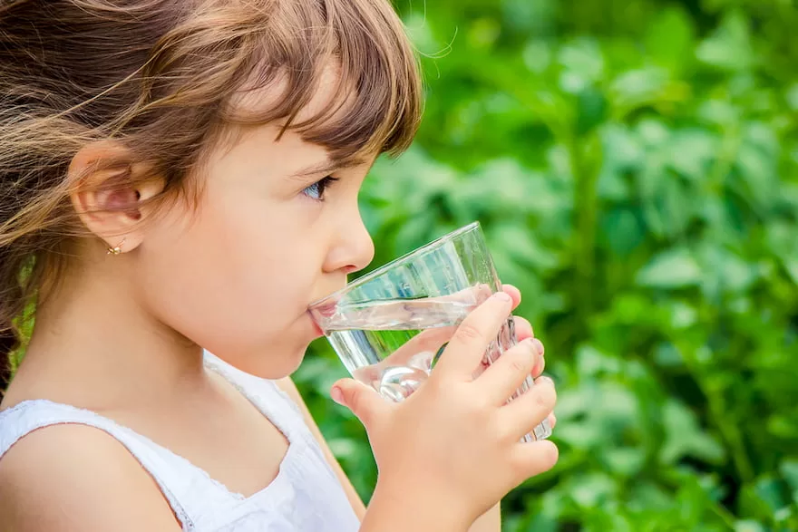 trẻ em cần uống bao nhiêu nước là đủ
