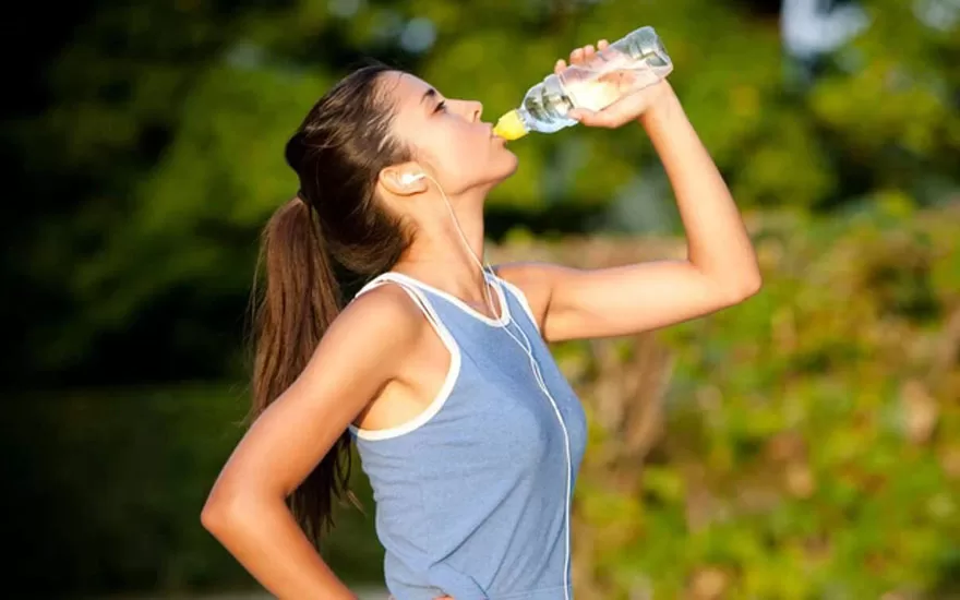 uống đủ nước lọc mang lại hiệu quả tích cực cho sức khỏe và ngoại hình