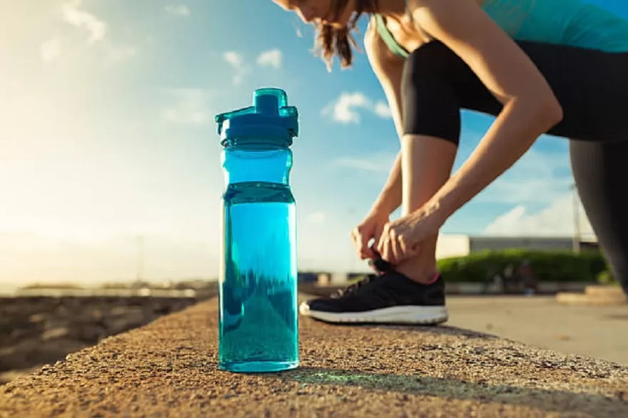 vận động viên cần bổ sung nước uống thể thao giúp lấy lại sức