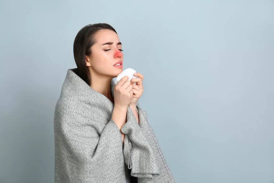 hắt hơi, chảy nước mũi là một trong những triệu chứng uống nước lạnh